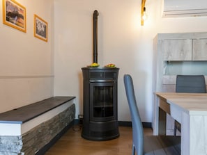 Property, Picture Frame, Kitchen Appliance, Wood, Stove, Kitchen Stove, Home Appliance, Interior Design, Kitchen, Flooring