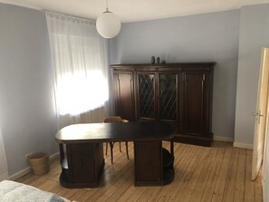 Schlafzimmer mit zwei Einzelbetten