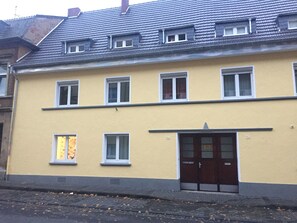 Frontansicht Haus. Wohnung befindet sich im 1. OG der linken Haushälfte