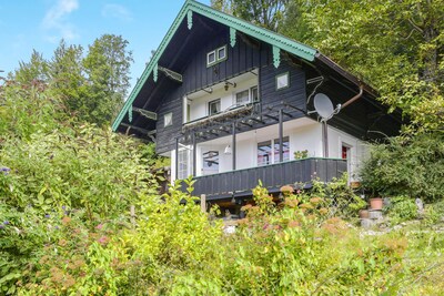 Gemütliches Ferienhaus “Mei Ruah” mit Bergblick, Terrasse, Garten und Balkon; WLAN und Parkplätze vorhanden