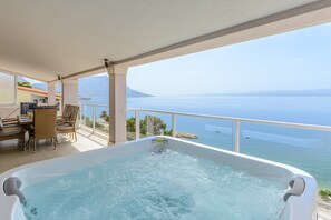 Private spa tub