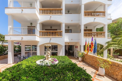 Apartment Close to the Beach with Pool Access, Private Terrace, Air Conditioning and Wi-Fi
