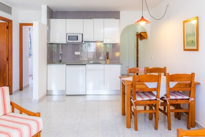 Apartment Close to the Beach with Pool Access, Private Terrace, Air Conditioning and Wi-Fi
