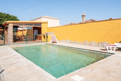 Ruhiges Chalet Chiqui mit Pool, Terrasse, Garten, WLAN und Klimaanlage; Parkplätze vorhanden, Haustiere erlaubt