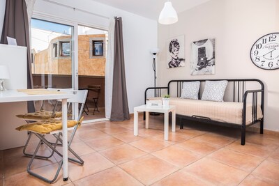Central Apartment "Céntrico Playa Corralejo 2" Close to the Beach with Balcony & Wi-Fi; Street Parking Available