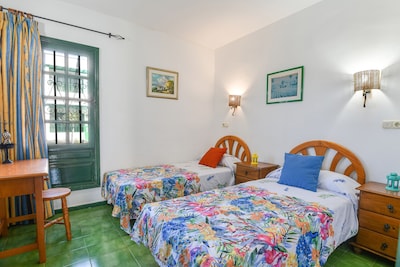 Cosy Apartment Close to Beach with Terrace, Pool & Wi-Fi; Pets Allowed