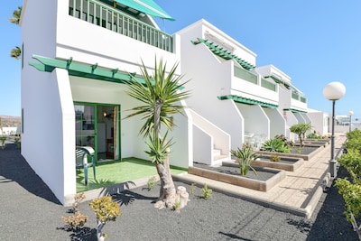 Cosy Apartment Close to Beach with Terrace, Pool & Wi-Fi; Pets Allowed