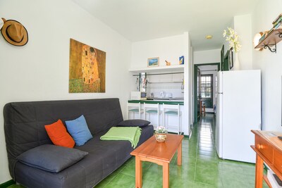 Cosy Apartment Close to Beach with Terrace, Pool & Wi-Fi; Pets Allowed