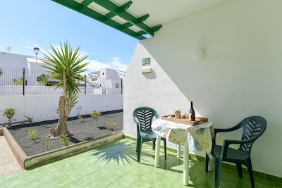 Cosy Apartment Close to Beach with Terrace, Pool & Wi-Fi; Pets Allowed