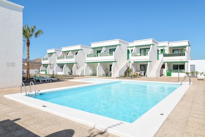 Cosy Apartment Close to Beach with Terrace, Pool & Wi-Fi; Pets Allowed