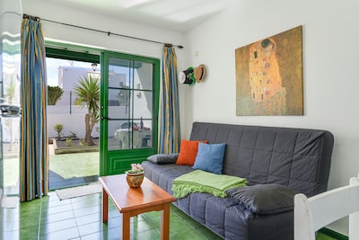 Cosy Apartment Close to Beach with Terrace, Pool & Wi-Fi; Pets Allowed