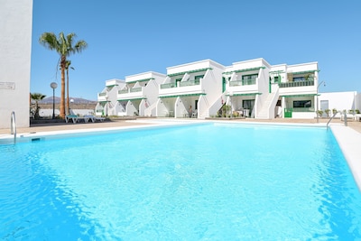 Cosy Apartment Close to Beach with Terrace, Pool & Wi-Fi; Pets Allowed