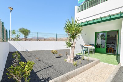 Cosy Apartment Close to Beach with Terrace, Pool & Wi-Fi; Pets Allowed