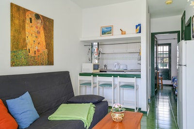 Cosy Apartment Close to Beach with Terrace, Pool & Wi-Fi; Pets Allowed