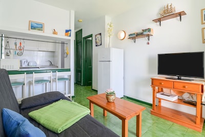 Cosy Apartment Close to Beach with Terrace, Pool & Wi-Fi; Pets Allowed