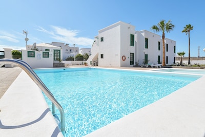 Cosy Apartment Close to Beach with Terrace, Pool & Wi-Fi; Pets Allowed