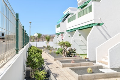 Cosy Apartment Close to Beach with Terrace, Pool & Wi-Fi; Pets Allowed