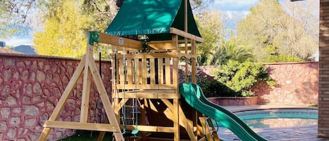 Backyard Swing Play Set

***We are Not responsible for any Injuries or Damages**