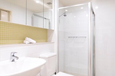 AQUARIUS  - 2 bedroom apartment in the heart of Glenelg - access to shared pool