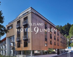 ElzLand Hotel 9 Linden, (Elzach), LHS 05618-Hotelansicht mit Logo