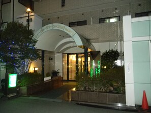 施設の正面 (日没後)