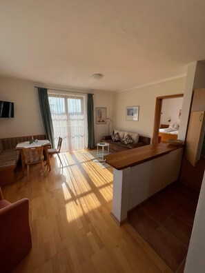Nr. 4 oder Nr. 5  Appartement für bis 4 Personen, 40 qm-Beispielbild Wohnzimmer