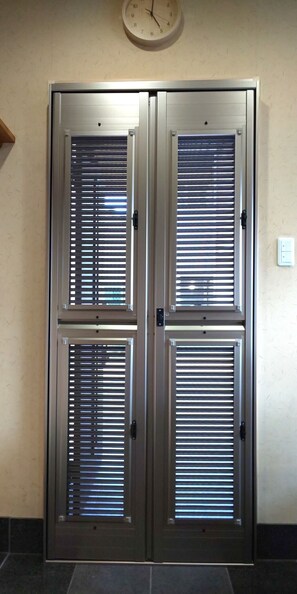 From the ventilation door dining side