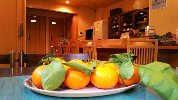 When entering the guest's private entrance there is a dining table, a counter and a kitchen