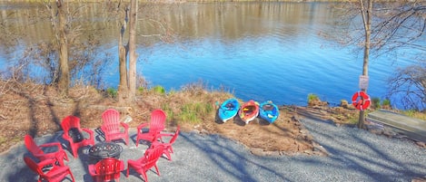 Private lake access for kayaks, swimming, fishing. Cozy firepit to sit and enjoy