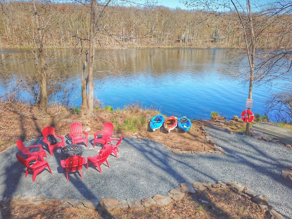 Private lake access for kayaks, swimming, fishing. Cozy firepit to sit and enjoy