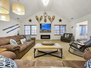 Lots of comfy seating, 65" 4K smart TV, fireplace, cathedral ceiling, lake views