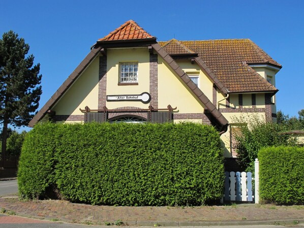 Pflanze, Himmel, Gebäude, Eigentum, Fenster, Haus, Grundstueck, Baum, Hütte