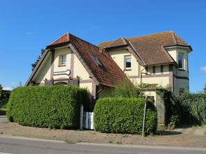 Himmel, Pflanze, Gebäude, Fenster, Haus, Grundstueck, Gras, Strauch, Grundeigentum, Strassenbelag