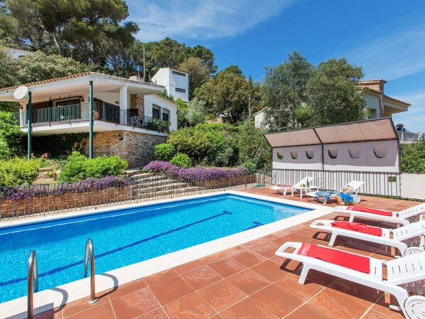 Water, Cloud, Sky, Plant, Building, Property, Swimming Pool, Window, Tree, House