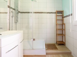Building, Plumbing Fixture, Interior Design, Bathroom, Cabinetry, Rectangle, Flooring, House, Floor