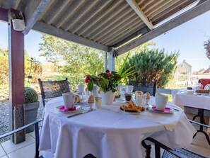 Table, Tableware, Property, Furniture, Plant, Chair, Tablecloth, Interior Design, Shade, Outdoor Furniture