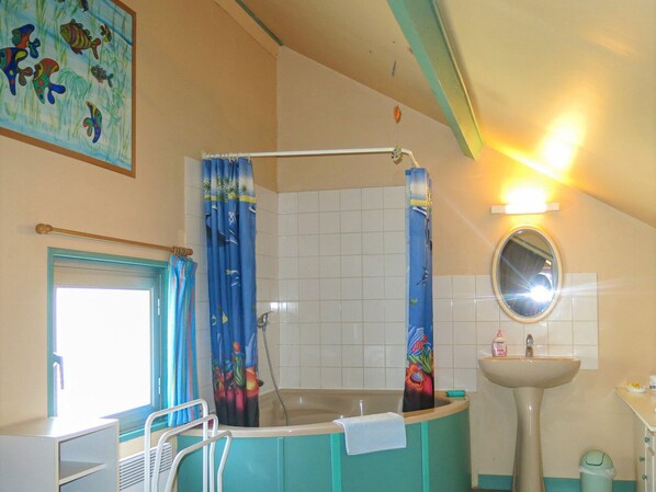 Pflanze, Wasser, Eigentum, Möbel, Gebäude, Tabelle, Fenster, Azurblau, Stuhl, Interior Design