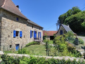 Pflanze, Himmel, Fenster, Gebäude, Baum, Haus, Gras, Hütte, Ländliches Gebiet, Fassade