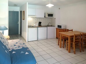 Cabinetry, Furniture, Property, Countertop, Table, Home Appliance, Drawer, Kitchen, Lighting, Wood