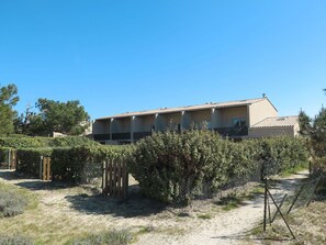 Himmel, Pflanze, Pflanzengemeinschaft, Gebäude, Fenster, Baum, Grundstueck, Schatten, Landschaft, Haus