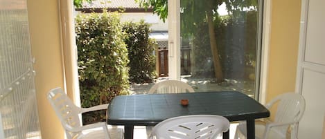 Table, Meubles, Propriété, Plante, Chaise, Bois, Ombre, Design Intérieur, Rectangle