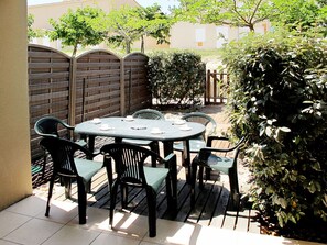 Table, Meubles, Plante, Chaise, Tableau De Plein Air, Mobilier De Jardin, Ombre, Nappe De Table, Design Intérieur, Arbre