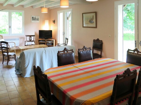 Table, Furniture, Window, Chair, Building, Picture Frame, Tablecloth, Wood, Lighting, Interior Design