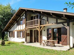 Himmel, Pflanze, Fenster, Holz, Gebäude, Grundstueck, Schatten, Baum, Hütte, Abstellgleis