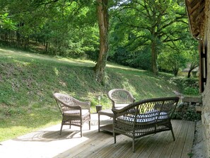 Pflanze, Möbel, Blatt, Baum, Stuhl, Gartenmöbel, Schatten, Holz, Natürliche Landschaft, Gras