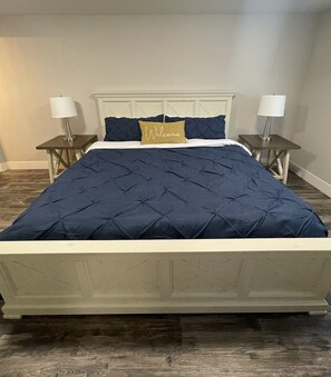 MAIN BEDROOM
KING SIZE BED
VERY COMFORTABLE NEW MATTRESS