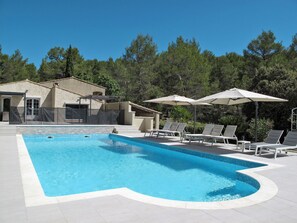 L'Eau, Propriété, Plante, Piscine, Bleu Azur, Ombre, Ciel, Chaise, Mobilier De Jardin, Loisir