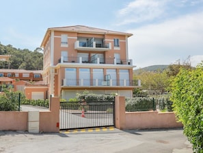 Property, Building, House, Residential Area, Real Estate, Facade, Home, Architecture, Neighbourhood, Villa