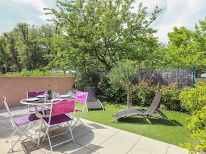 Property, Garden, Yard, Furniture, Tree, Lawn, Backyard, Grass, Real Estate, Table