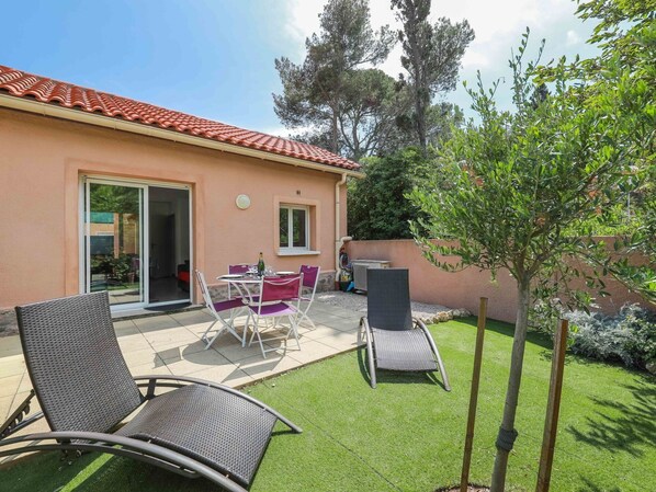 Property, House, Home, Real Estate, Building, Backyard, Yard, Patio, Courtyard, Estate